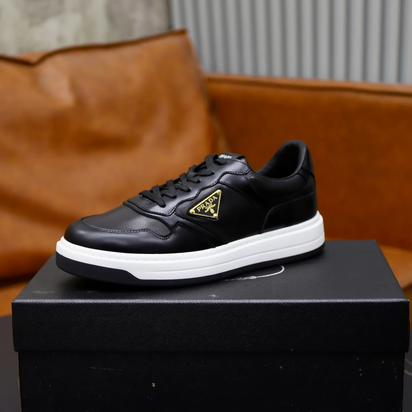 Factory price: 760💰Top original order Brand: PRADA (Prada) Standard code: Men's size 38/44 (45 can be customized) Grade: Same as the official website Material: Original cowhide stitching imported cowhide lining Original combination two-color wear-resistant soft outsole Style category: Leisure and sports version Young fashion European and American trend British style Color: Real picture color
